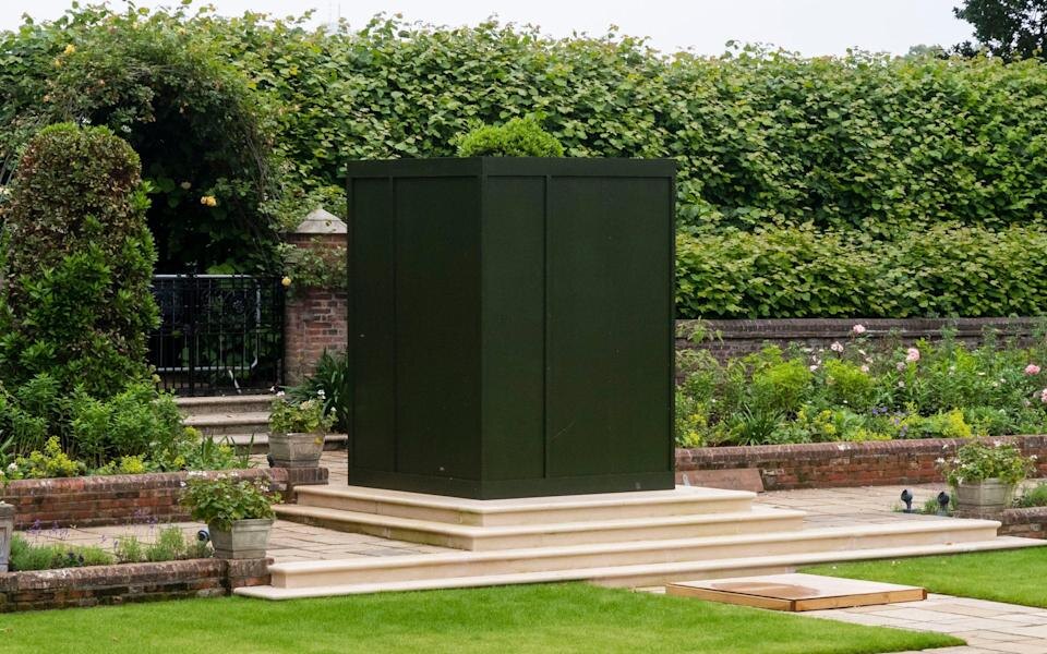 Статуя принцессы Дианы установлена на постамент и помещена в коробку до даты официального открытия в Затонувшем саду Кенсингтонского дворца 01 июля 2021 года. 