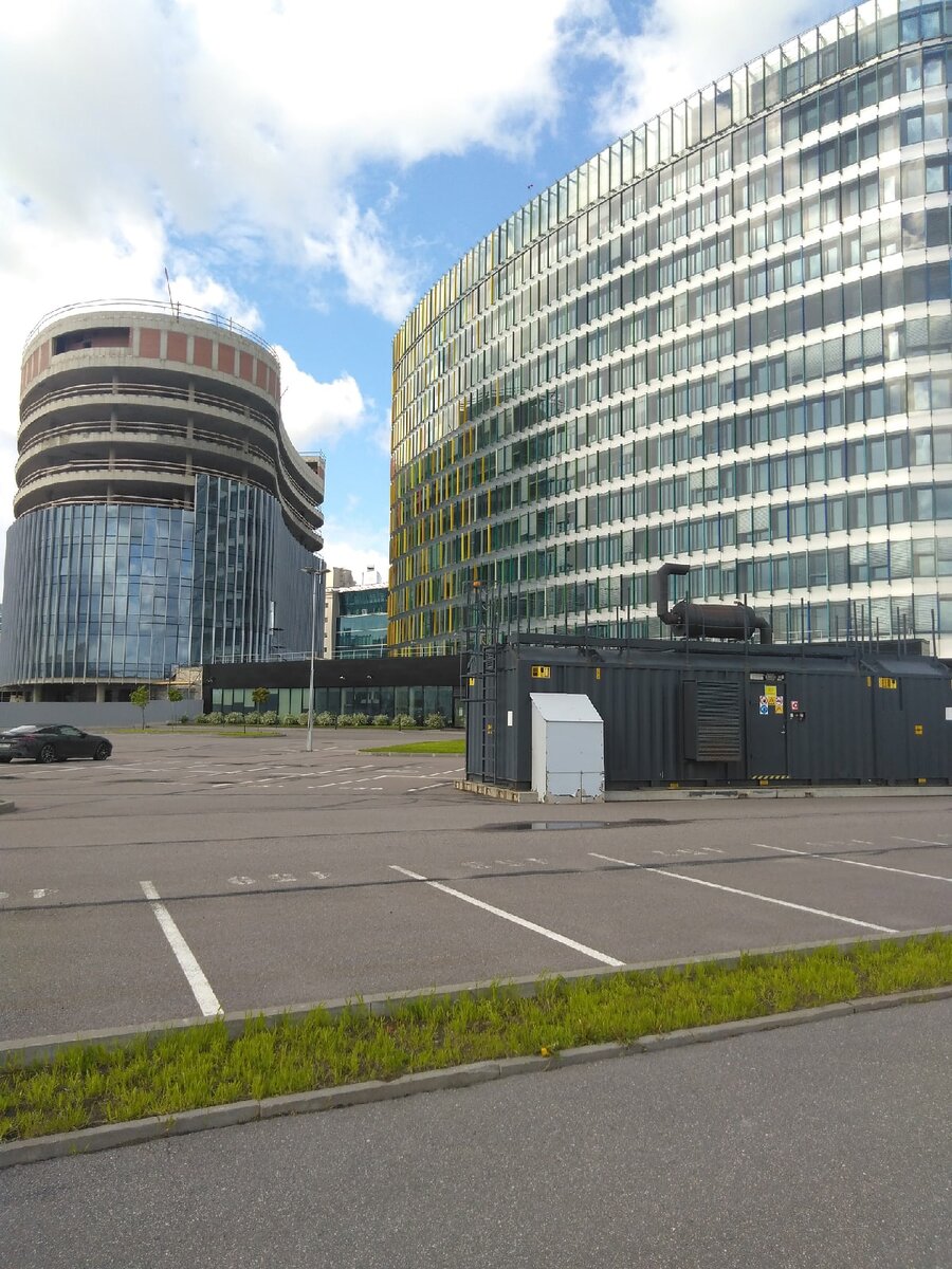 Монструозные строения позади Пулковского шоссе и нечто, похожее на железного динозаврика