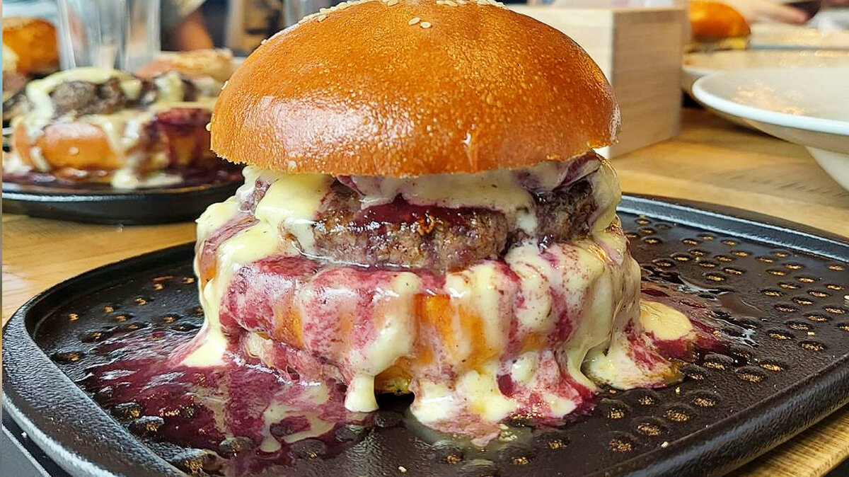 Гамбургер, особенно в своей традиционной форме, содержит множество вредных веществ, начиная от соусов, заканчивая пищевыми сочетаниями. Более полезная альтернатива всегда есть.