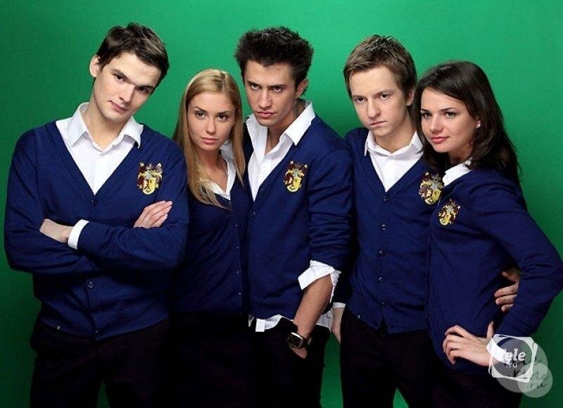 Старшеклассники. Главные герои фильма. В центре Агата Муцениеце и Павел Прилучный.