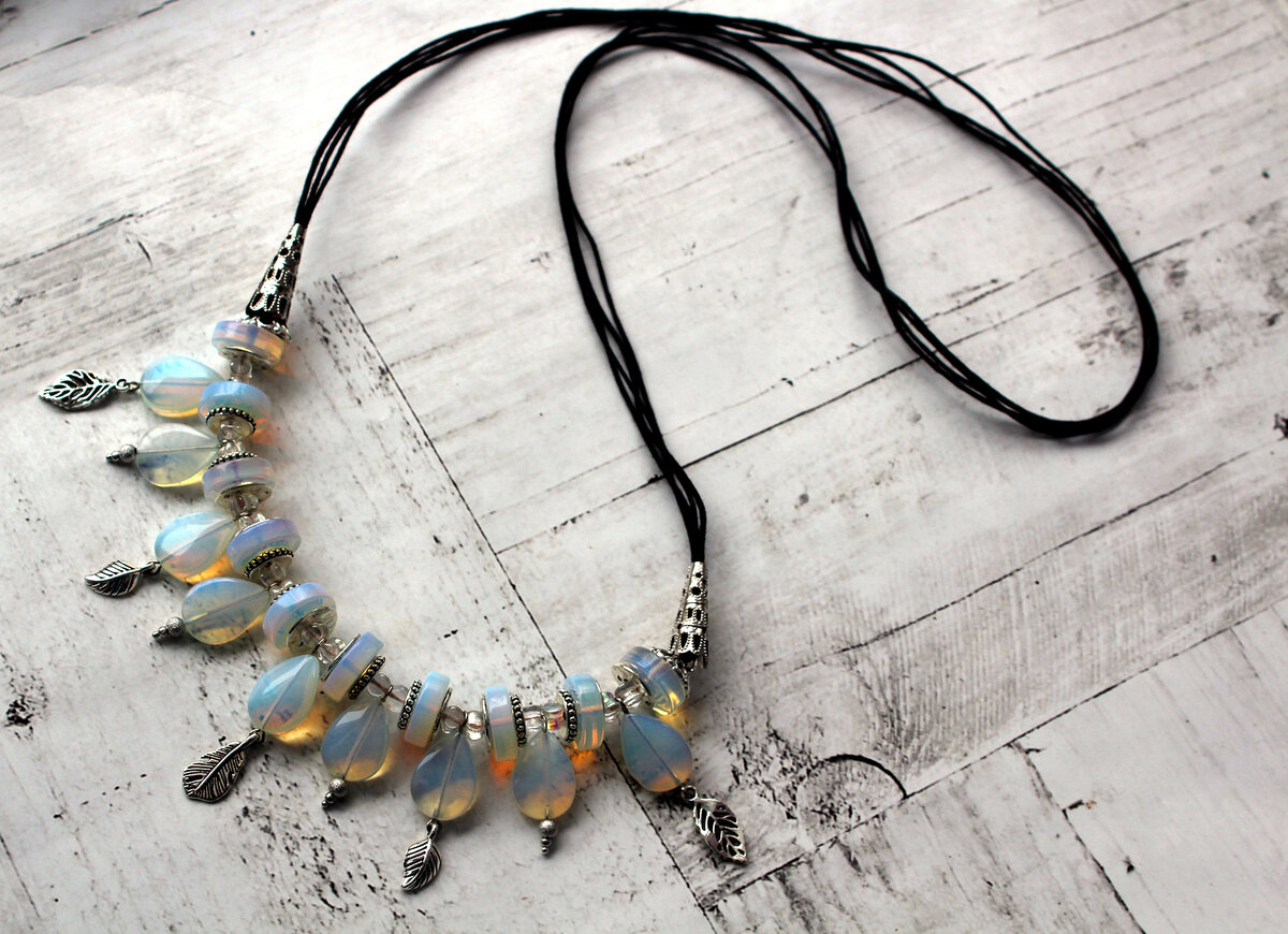 Ожерелье из опалита.