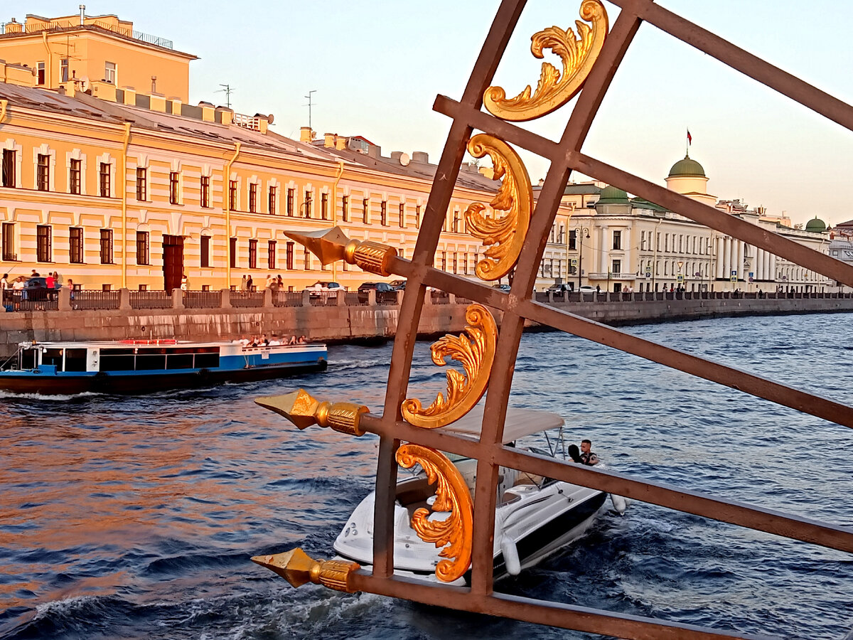 Петербург плавится от жары, но продолжает сохранять лицо. Он по-прежнему - лучший город России в плане туризма. Фото автора