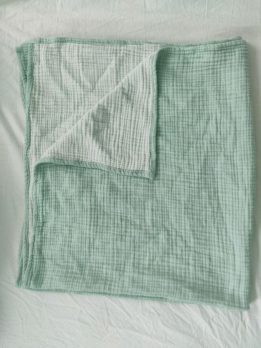 Муслиновое одеяло (не путать с пеленкой). Используем как и на улице, так и дома, в зависимости от погоды.