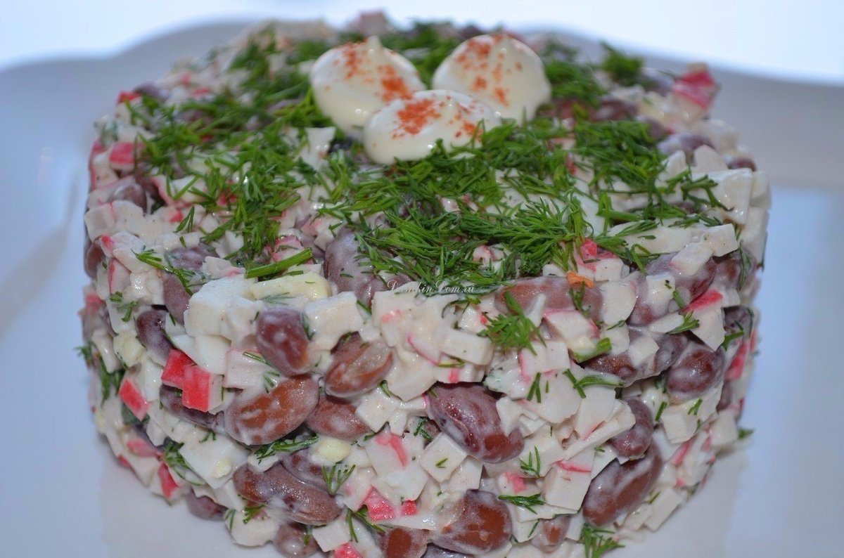 Салат с крабовыми палочками, колбасой и капустой