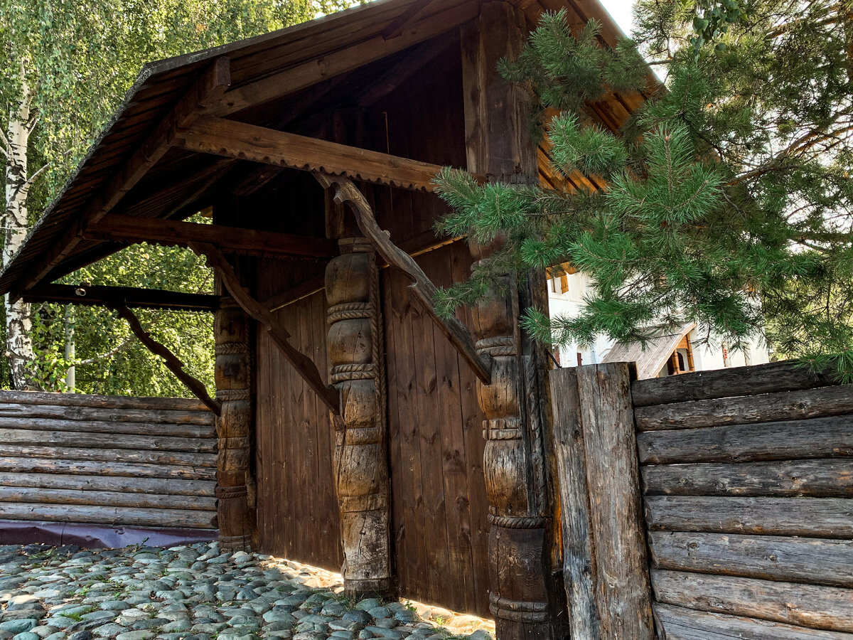 Дубовые ворота были возведены одновременно вместе с домом. По счастливому стечению обстоятельств они дошли до наших дней и сейчас признаны уникальным образцом древнерусской архитектуры малых форм. Фото автора