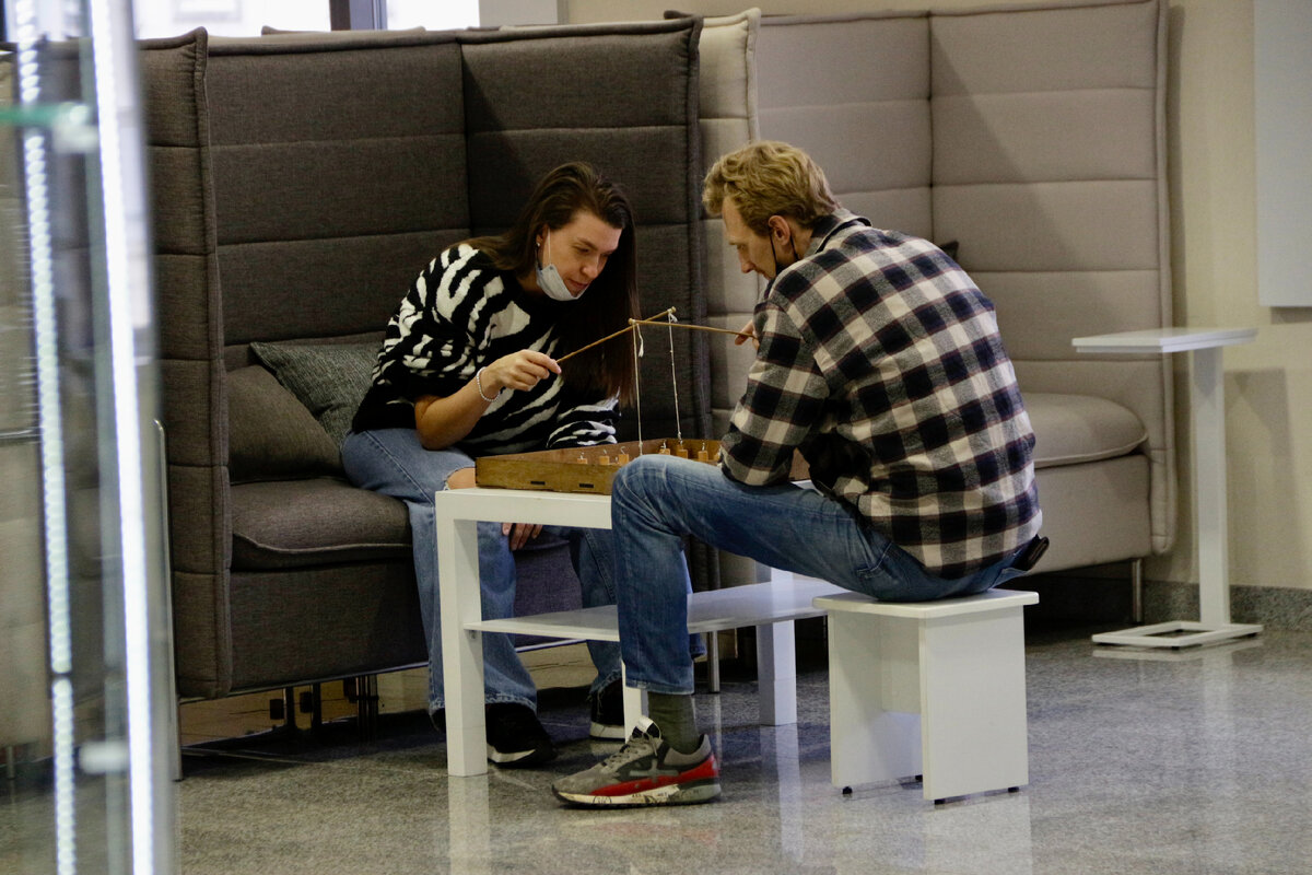 Посетители играют в "Ловкие удочки"