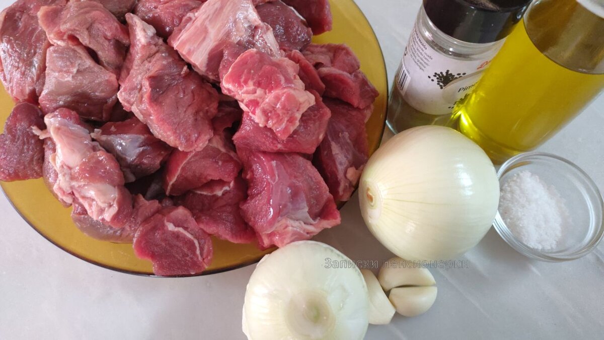 При тушении мяса из говядины и кролика обычно добавляют красное вино