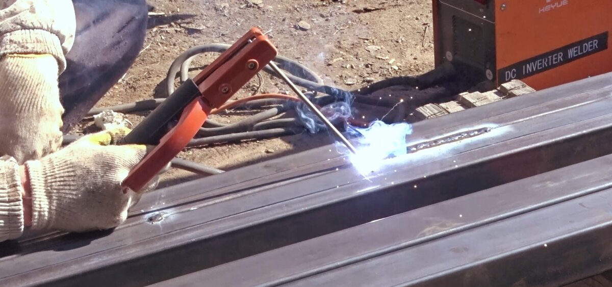 Свариваю две трубы друг с другом