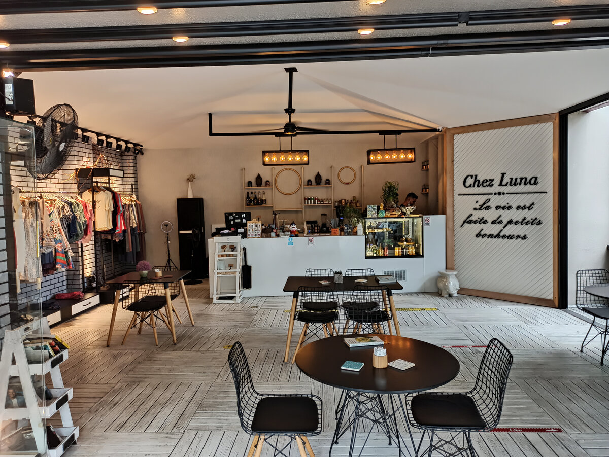 Кафе Chez Luna рядом с пляжем Клеопатра