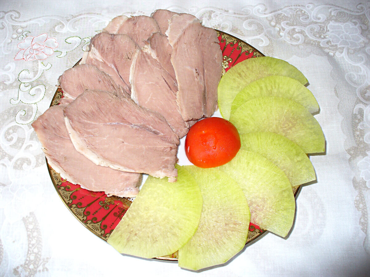 Домашняя буженина в нарезке с зеленой редькой