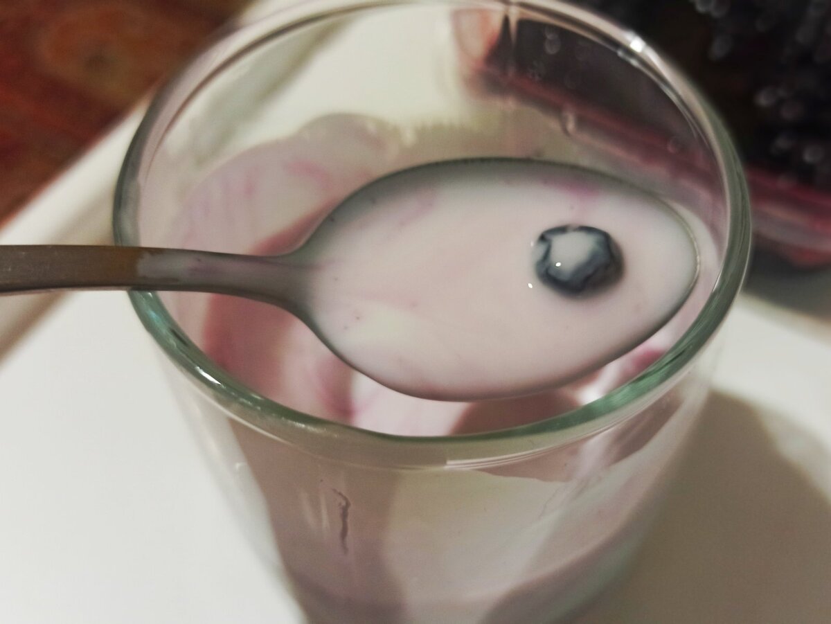 йогурт с ягодами, без сахара. вкусно и полезно