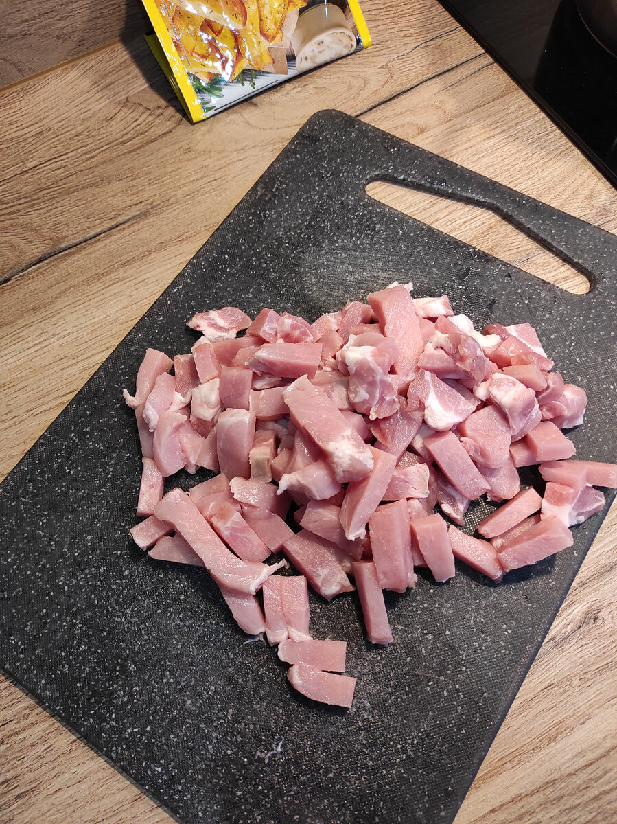 Нарезаем мясо свинины