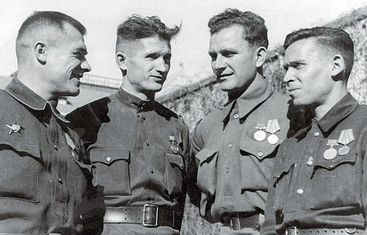 Футболисты сталинградского "Динамо" - участники обороны Сталинграда. Василий Иванов, Константин Беликов, Василий Ермаков, Федор Гусев. 1943 год