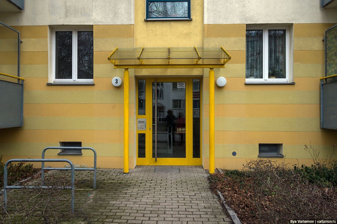 к входу или ко входу. парадный вход в гостиницу. к входу или ко входу. к входу или ко входу. крыльцо к дому.