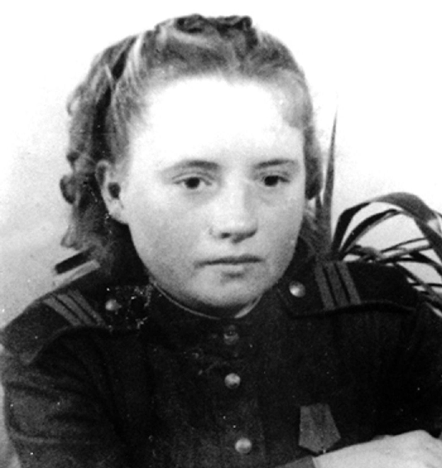 Это пулеметчица. Но не Тонька. Анна Смирнова. - Приближался немецкий самолет. Другие расчеты меня не поддержали, я стреляла одна. Самолет пошел на снижение, и я потеряла его из виду. А наутро меня пригласили на КП батальона для оформления наградных документов — за сбитый «Мессершмитт». 
