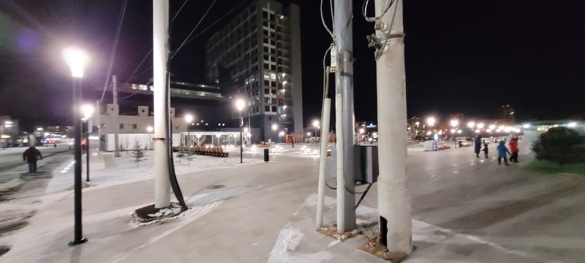 Свисающие провода высоковольтного напряжения при входе на набережную. Видимо, чиновников не заботит, что могут пострадать дети 