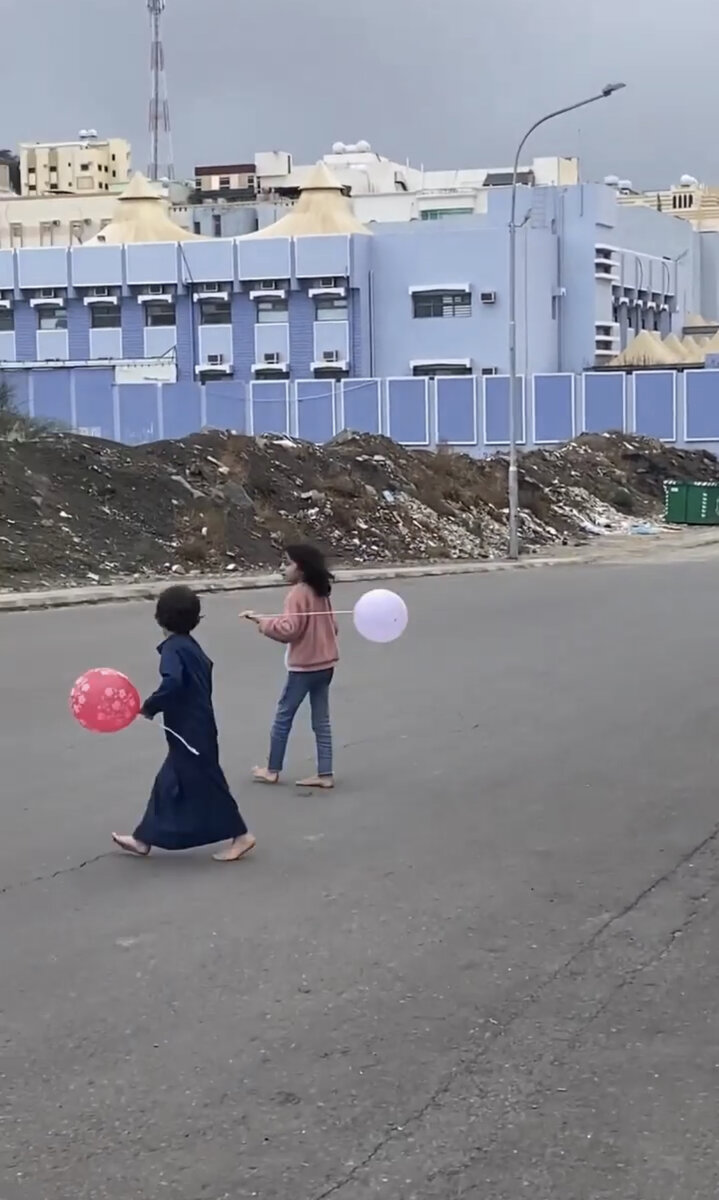 Эти дети не беспризорники! Они просто никогда не одевают обувь на улицу - типичные арабчонки 😂