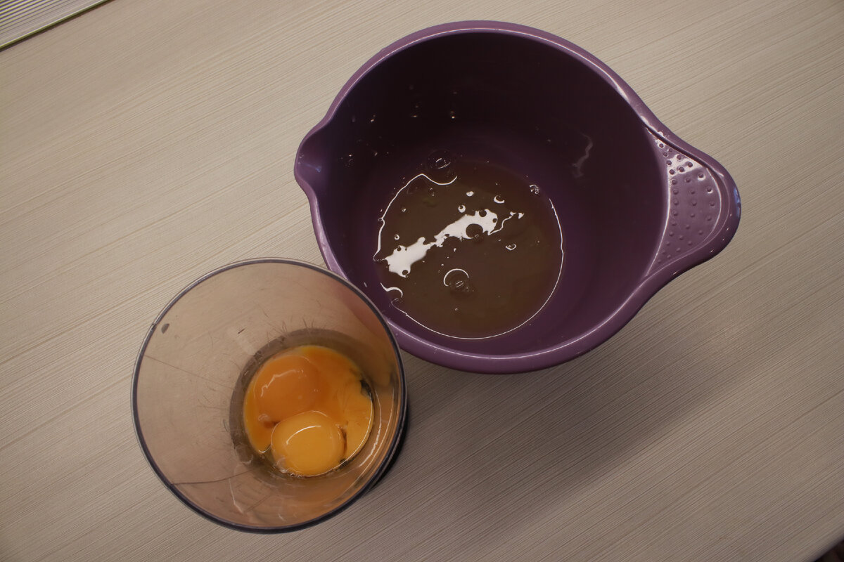 Берем 3 яйца и отделяем желтки от белков.