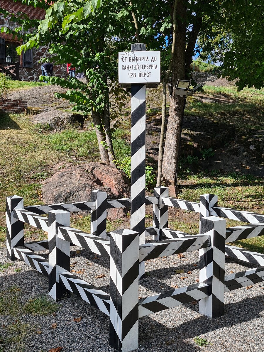 Два часа пути по почти пустой трассе Скандинавия и вы в европейском средневековье Выборга или в имении павловского вельможи- парке Монрепо. За время пандемии и нынешних финских ограничений трасса заметно изменилась в лучшую сторону. Стало больше заправок с местами отдыха, расширилось дорожное полотно и появились отбойники-разделители посреди трассы. И главное- стало больше участков дороги с электрическим освещением.