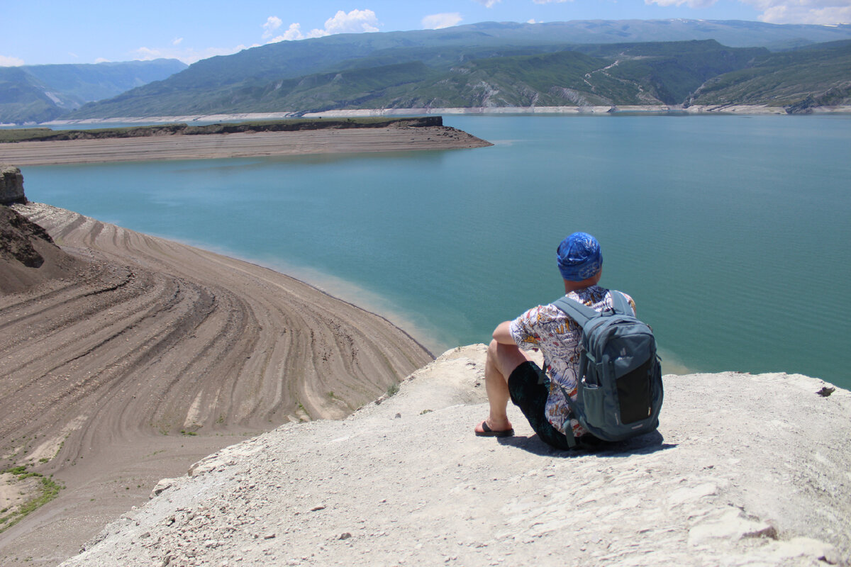 Вид со смотровой площадки Чиркейского водохранилища