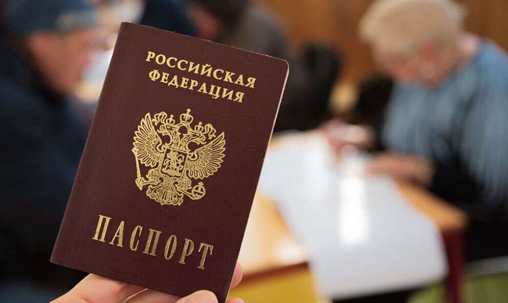    В ЯНАО гражданка Узбекистана получила гражданство РФ по программе переселения соотечественников