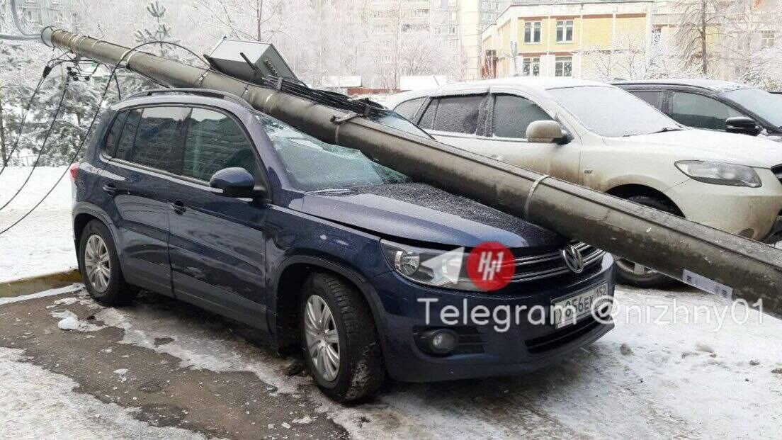     Столб упал на припаркованную легковушку в Нижнем Новгороде. Об этом говорится в одном из Telegram-каналов.