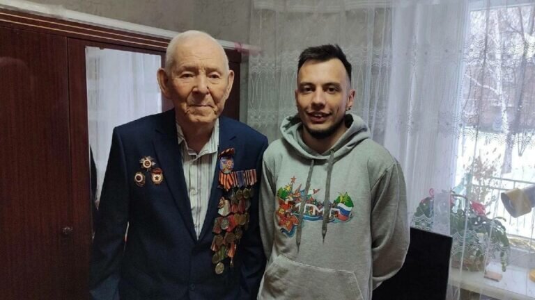    Молодогвардейцы из Бузулука помогают 97-летнему ветерану Великой Отечественной войны Андрей Севостьянов