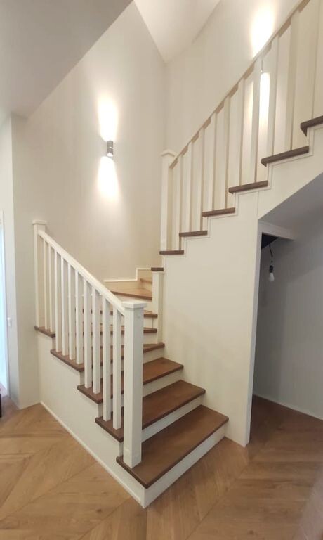 Лестница на металлическом каркасе.
Ступени, ограждение, поручень - массив Ясеня.
Подшива, подступенок  - МДФ под эмалью.