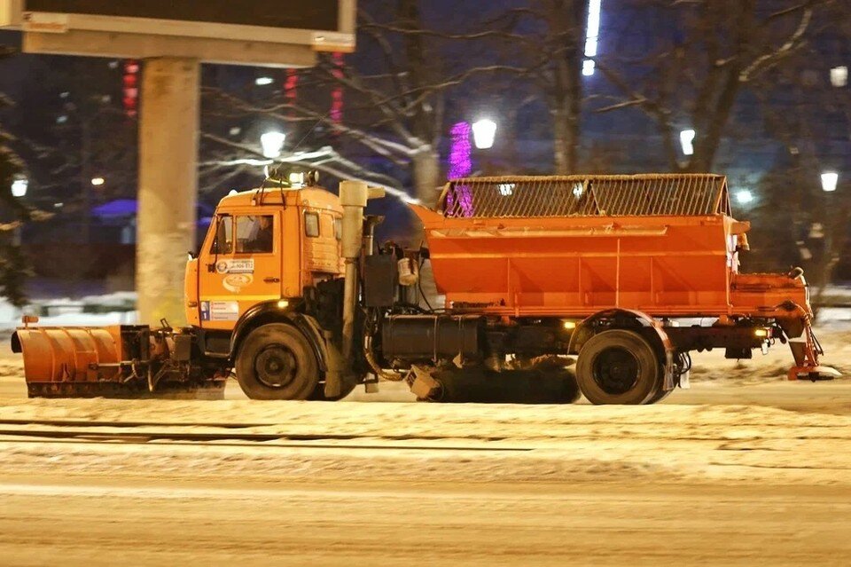     Сегодня от снега очистят тротуары, остановки и межквартальные проезды  Архив КП