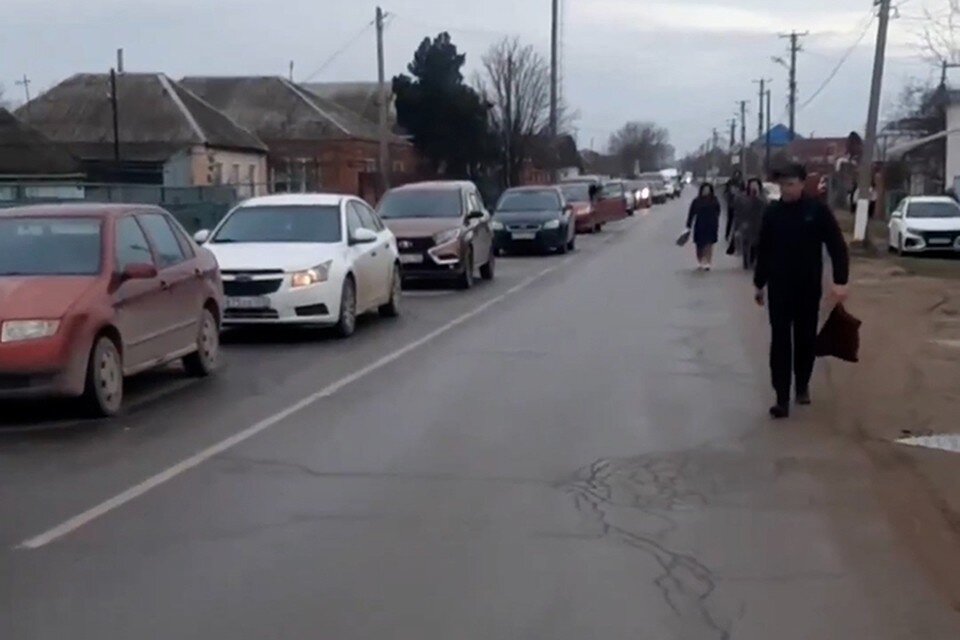     Так выглядит пробка перед переездом. Фото: скриншот видео