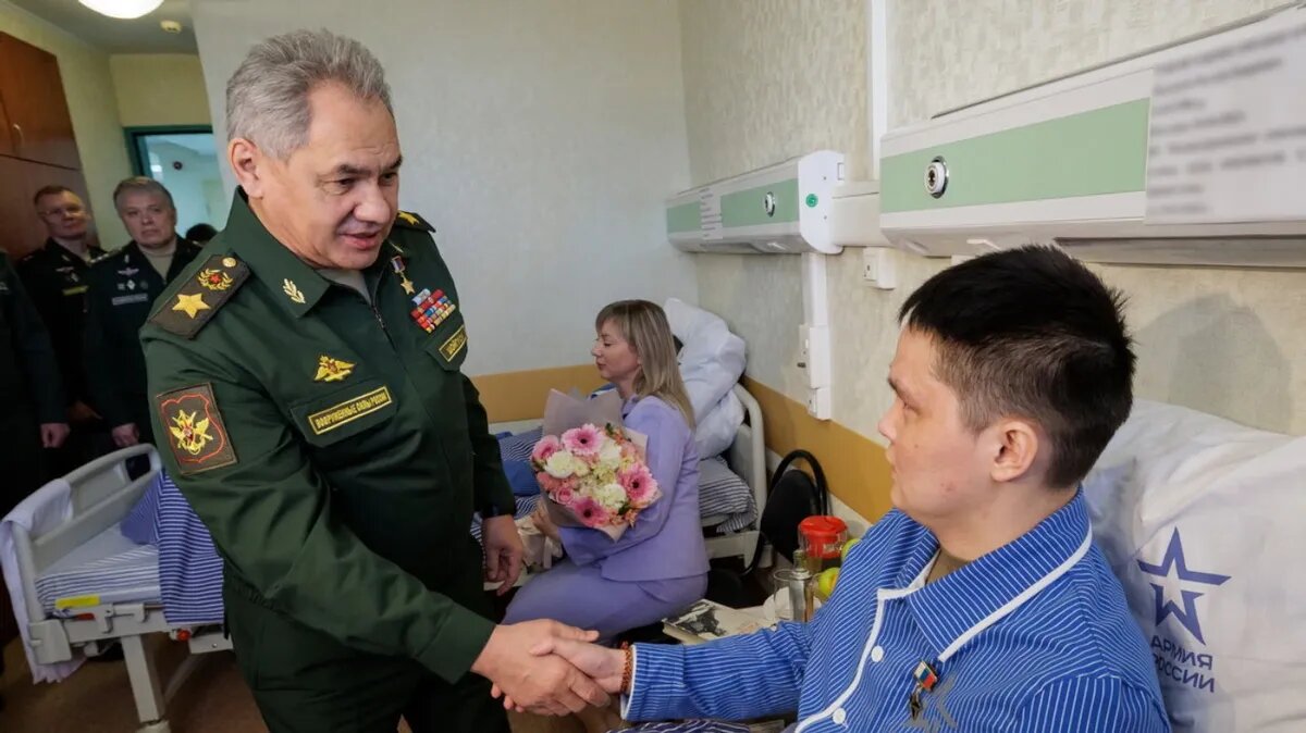 Министр обороны Российской Федерации наградил раненых военнослужащих, отличившихся в ходе специальной военной операции. Фото: мультимедиа.минобороны.рф