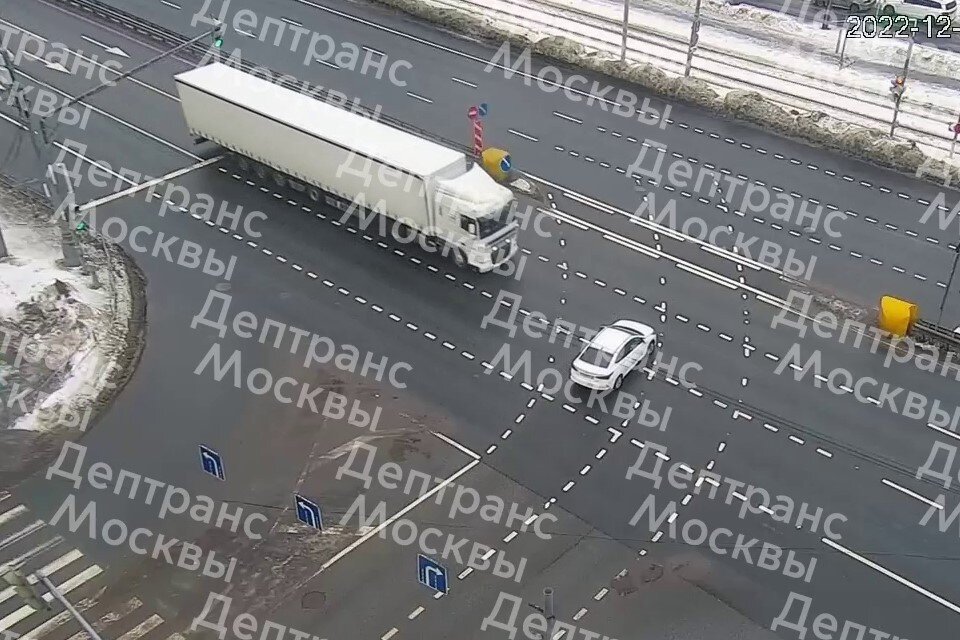     Водитель попавшего под фуру автомобиля скончался в Москве, фото: скриншот из видео  Департамент транспорта Москвы