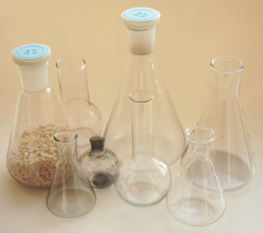 Ещё различные колбы, в том числе и с конусными взаимозаменяемыми шлифтами для пробок (тип КНКШ или КнКШ, которые различаются типом стекла, но гэдээровская слева имеет свою номенклатуру)