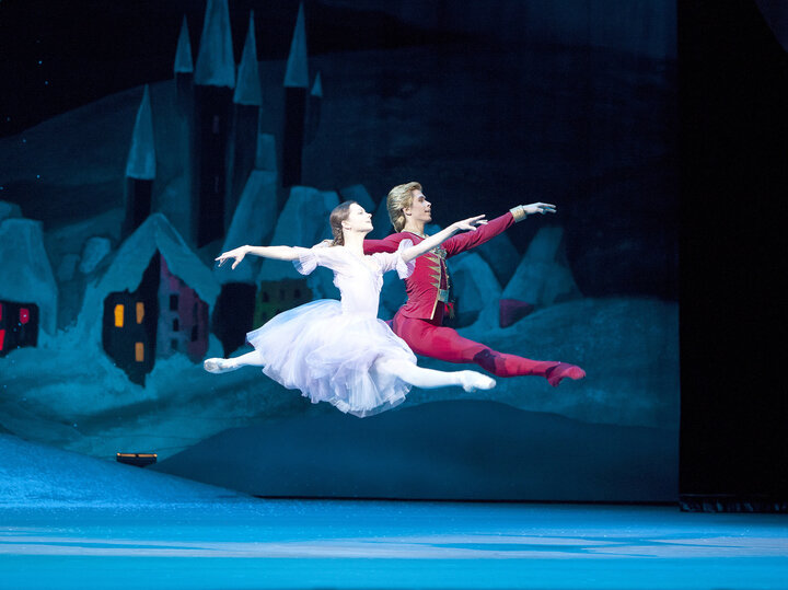     Балет «Щелкунчик» Юрия Григорововича (Большой театр). Мари - Нина Капцова. Щелкунчик-принц - Артем Овчаренко. Фото Дамира Юсупова/Большой театр.