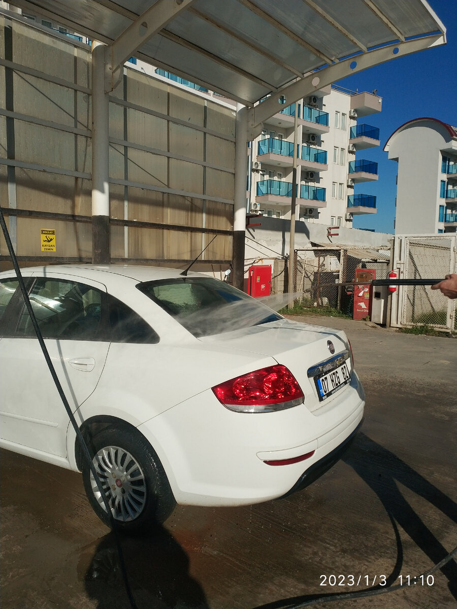 Муж моет машину.Фото автора.