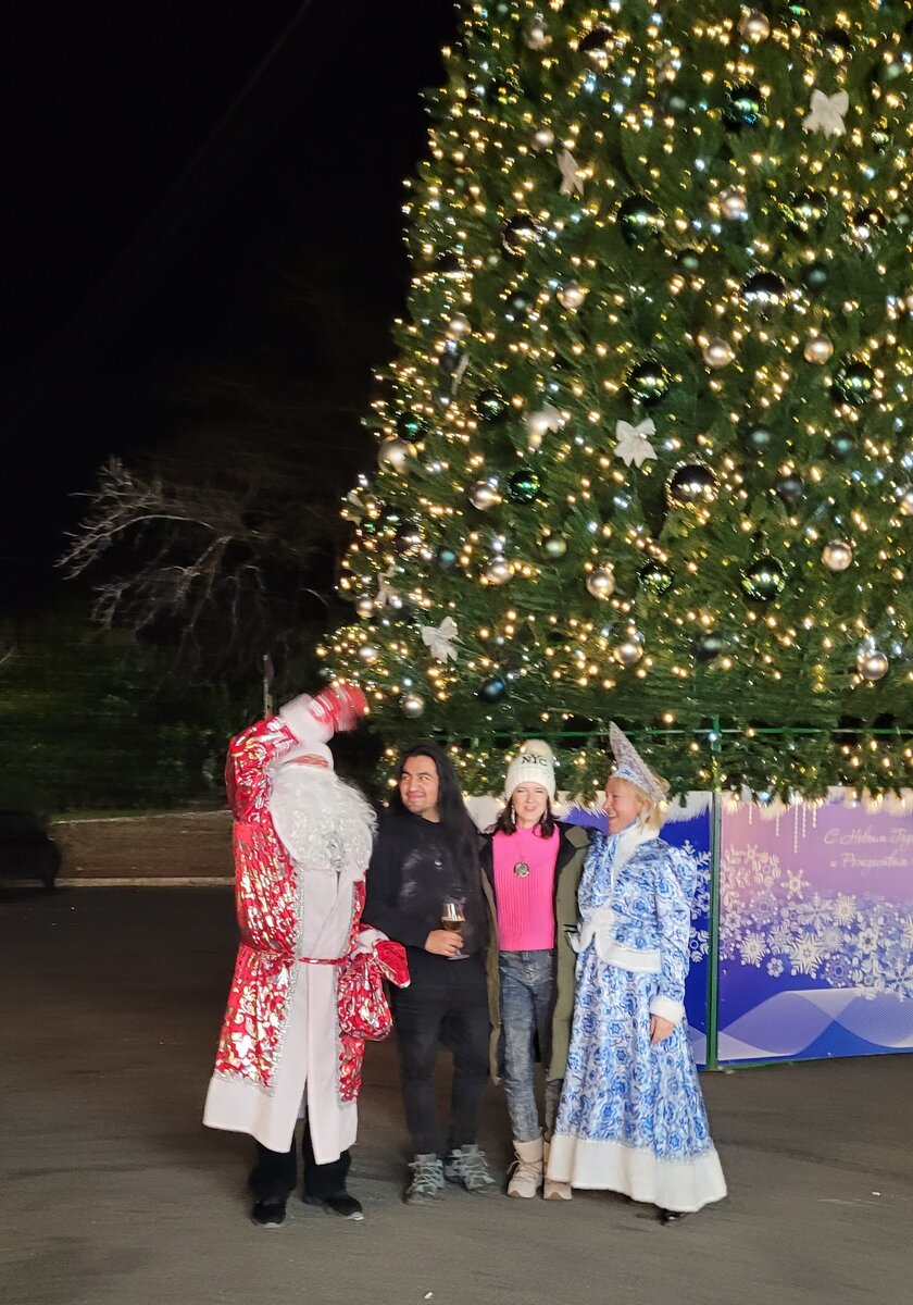 Меня зовут Ксения, рядом мой муж Марко, Дед Мороз и Снегурочка на площади в Сочи