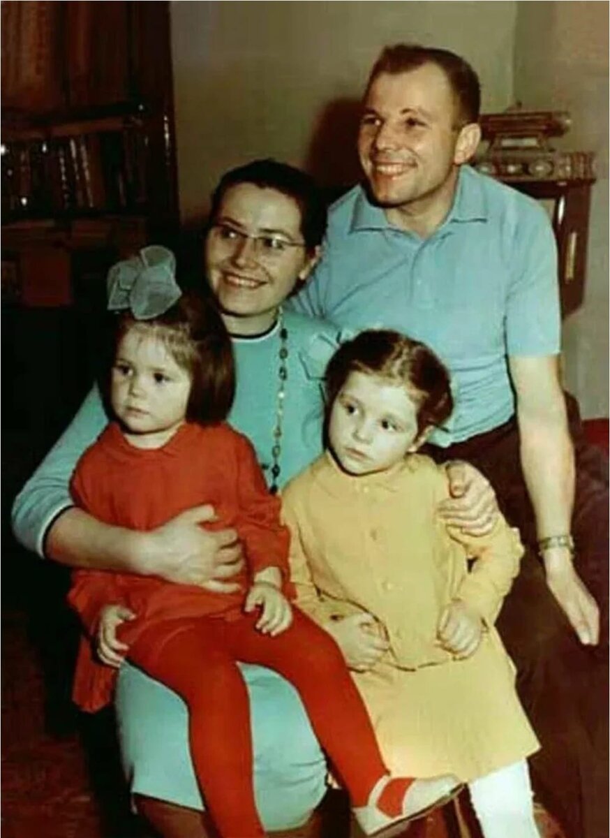 Гагарин семья жена. Семья Юрия Гагарина. Семья Гагарина Юрия Алексеевича.