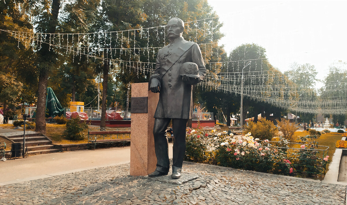 Памятник А.Г. Лопатину - губернатору Смоленской губернии, основателю Лопатинского сада. 