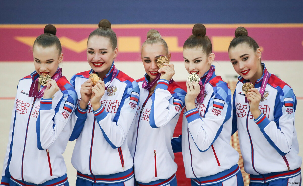 Российские спортсмены в костюмах форвард
