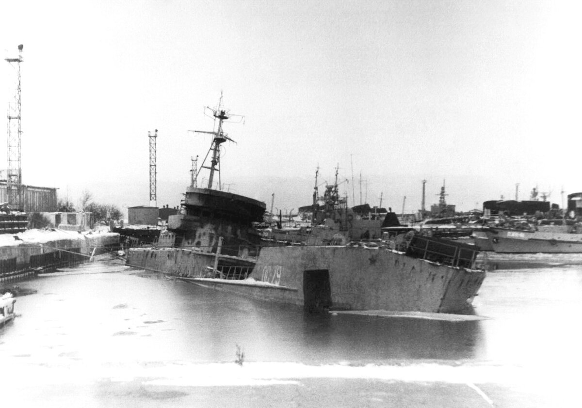 Судно обеспечения № 79 затонуло прямо у причала Беломорской ВМБ (1995)