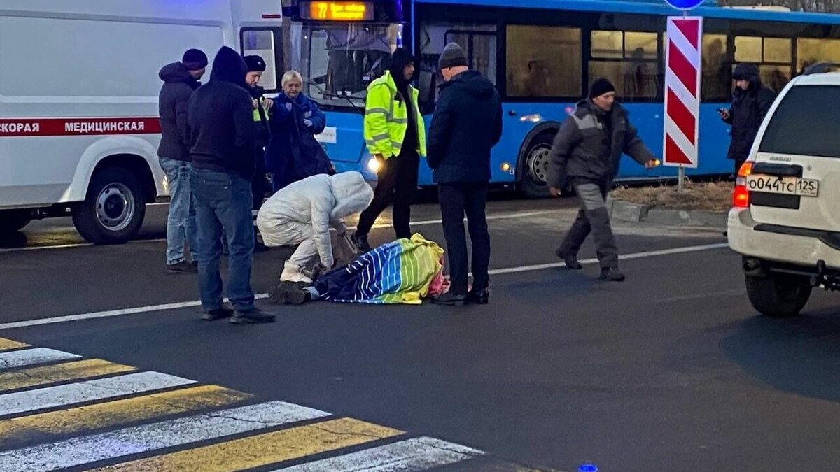     Студентка ДВФУ переходила дорогу по пешеходному переходу около кампуса, как вдруг на нее налетел автомобиль во Владивостоку. Пострадавшую увезла карета скорой помощи.