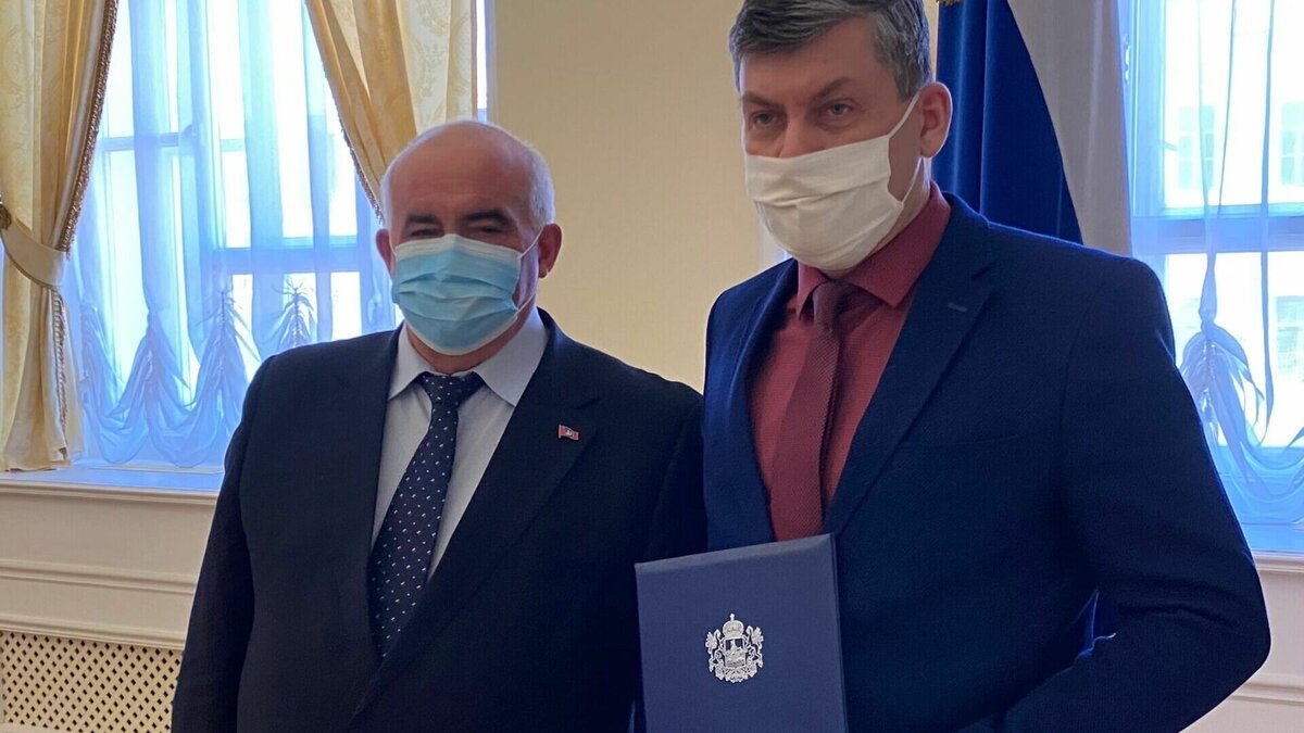     Глава Макарьевского района Костромской области Юрий Метелкин написал жалобы в силовые структуры на своих избирателей, обвинив их в «экстремизме» и «геноциде чиновников».