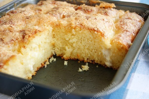  
"Безумно вкусный и простой сахарный пирог "Tarte au sucre" - под таким названием я его нашла в интернете.
И еще: "Очень вкусный пирог, несмотря на то,что он без начинки, сочный, ароматный, с чудесной карамельной корочкой сверху. Простой и удачный, буду печь ещё..."
Он, действительно, получается ооочень вкусным!
Кто не пробовал, очень советую!

🌟Понадобится:

🔸мука 250 гр.,
🔸молоко 100 гр.,
🔸дрожжи свежие 15 гр. (у меня 2 ч.л. сухих, но можно и меньше)
🔸яйца 2 шт.,
🔸соль по вкусу (я вместо соли ванилин добавила)
🔸масло сливочное 100 гр.(комнатной температуры
🔸сахар 100-150 гр.,
🔸масло сливочное 50 гр.,
🔸сливки 200 мл.

🌟Приготовление:

В теплое молоко добавить чайную ложку сахара и 2 ч.л. сухих дрожжей (можно и меньше дрожжей)
Дать "ожить"
Затем добавить яйца и слив. масло (я еще ванилин добавила)
Перемешать
Затем сыпать постепенно муку, мешая ложкой
Тесто получается мягкое, липкое, булочки из него вряд ли сформируешь...
Оставить на час подниматься, накрыв полотенчиком
Затем выложить тесто в форму 21 см диаметром (у меня со сторонами 21 и 20см), смазав ее раст. маслом. Тесто ровно распределить по поверхности руками, смазанными раст. маслом. Оставить еще на пол часа для подъема
Тем временем смешаем рубленное кусочками масло и сахар (чтобы масло не растаяло, можно поставить его пока в холодильник)
Через пол часа намочим палец в раст масле и сделаем несколько углублений по всей поверхности теста
Посыпем маслом с сахаром. Печь при 180 С 25-30 минут
Через 25-30 минут достаем
Заливаем сливками (читала где-то, что можно и сметаной)
И ставим еще на 6-9 минут в духовку допекаться
Готово!
Кушайте горячим, так он вкуснее! Тесто мягчайшее! Из-за сливок кажется, что пирог с кремом.