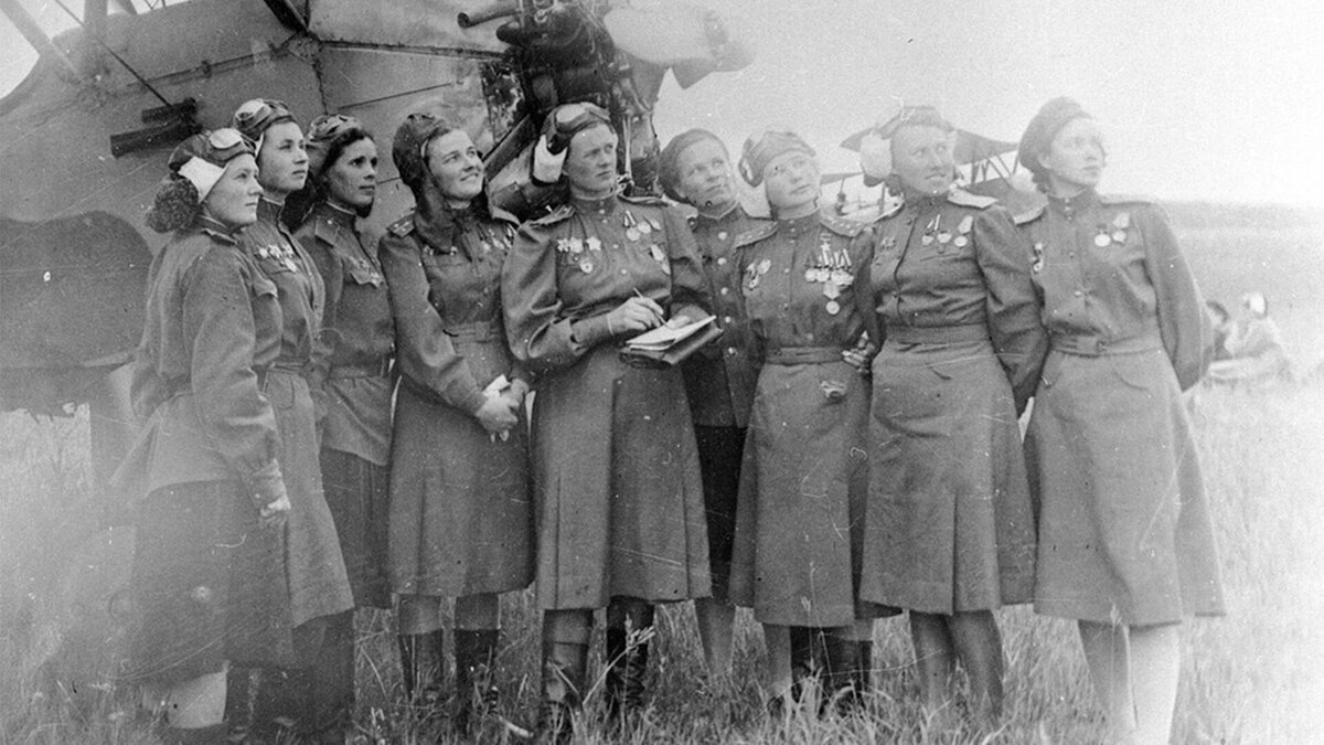 Летчицы 588-го ночного бомбардировочного полка. Евгений Халдей/МАММ/МДФ/russiainphoto.ru