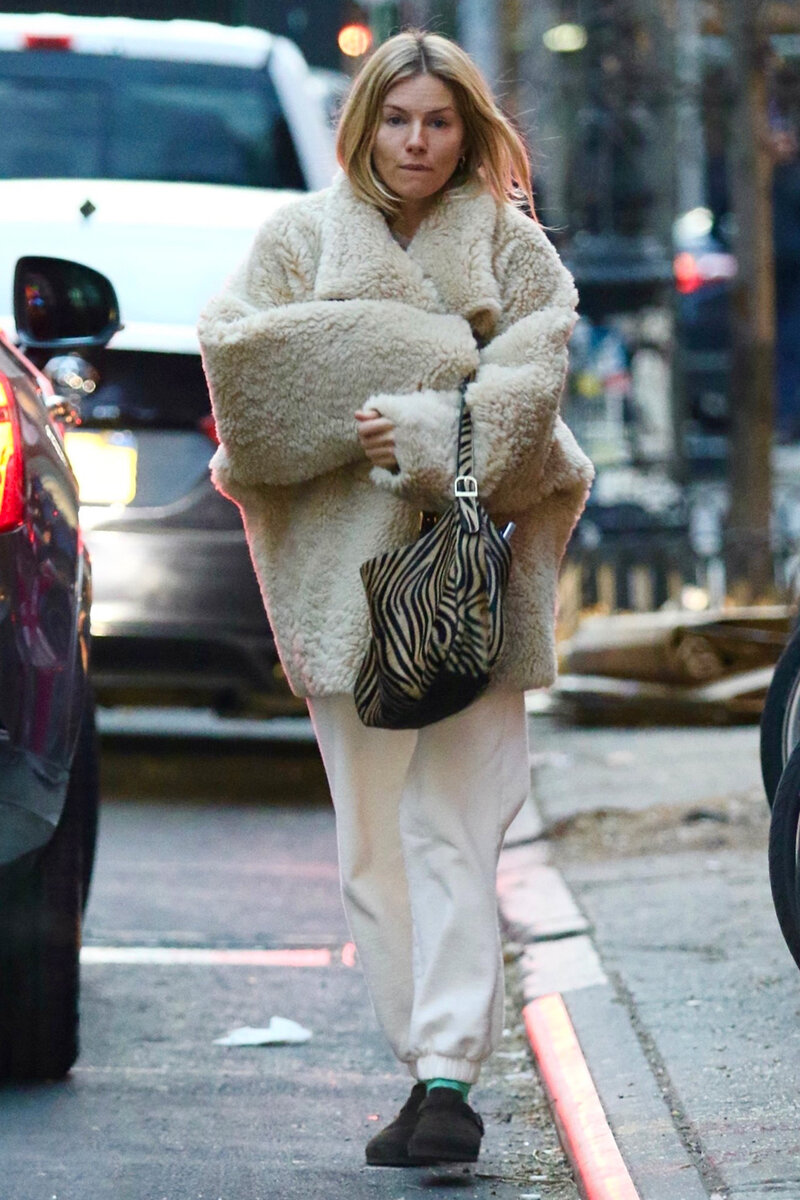    Сиенна МиллерLEGION-MEDIA