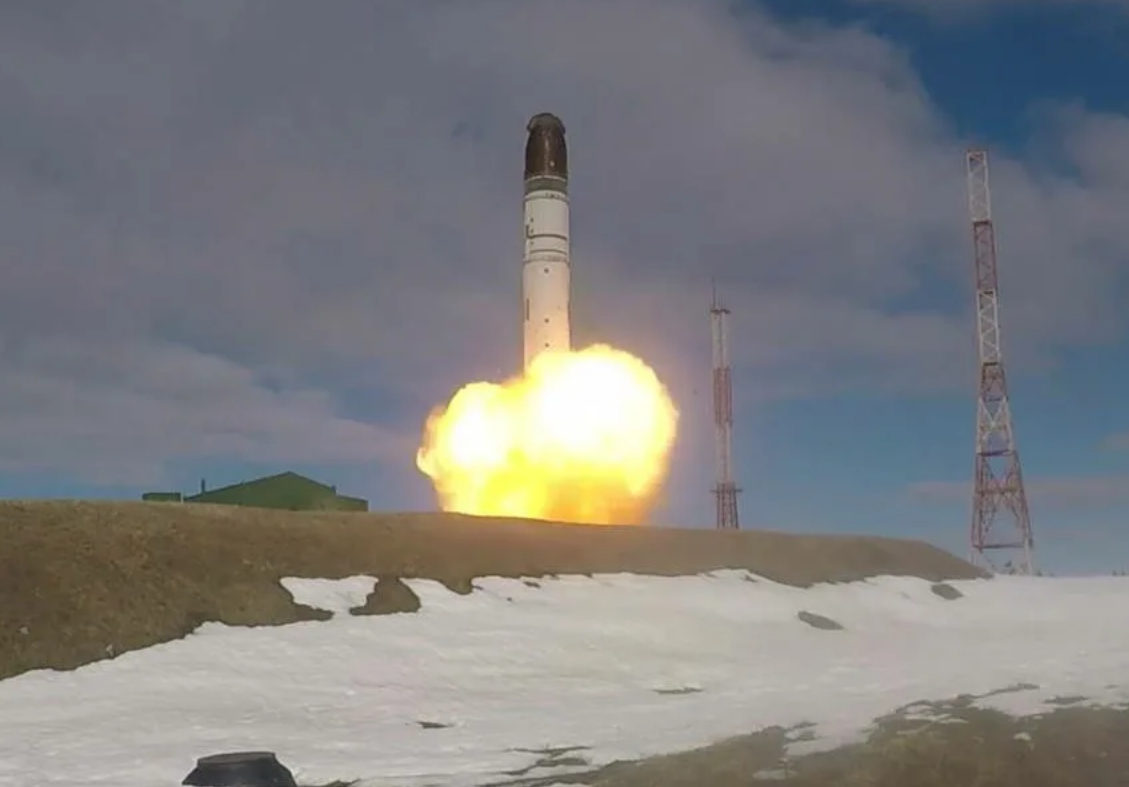 Пзапуск ракеты комплекса РС-28 "Сармат". Говорят, что для нового испытания с 15 февраля на "опытно испытательные работы" закрыты все районы, примыкающие к полигону Кура на Камчатке. Фото МО РФ