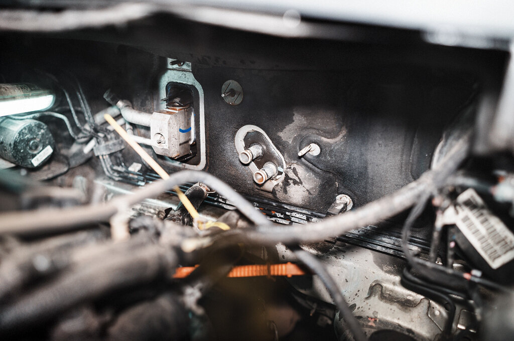 Сливаем антифриз и снимаем патрубки с печки