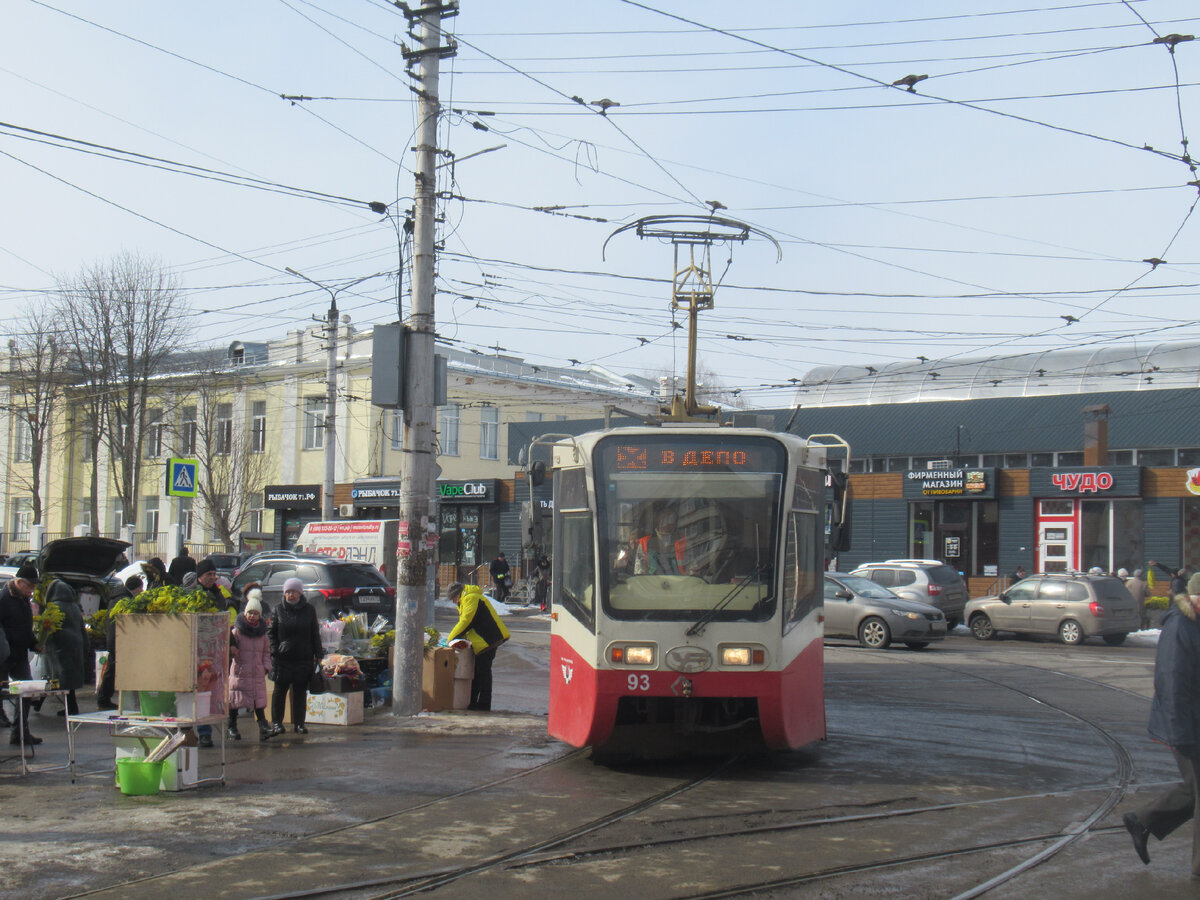Злополучный трамвайный треугольник на Марата-Плеханова, нередко автомобили тут паркуются так, что трамвайное движение встает, фото автора канала