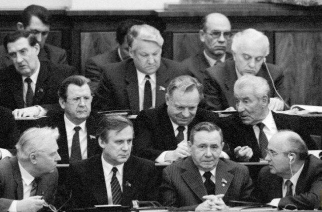 В 1986 году Ельцин избран кандидатом в члены Политбюро ЦК КПСС