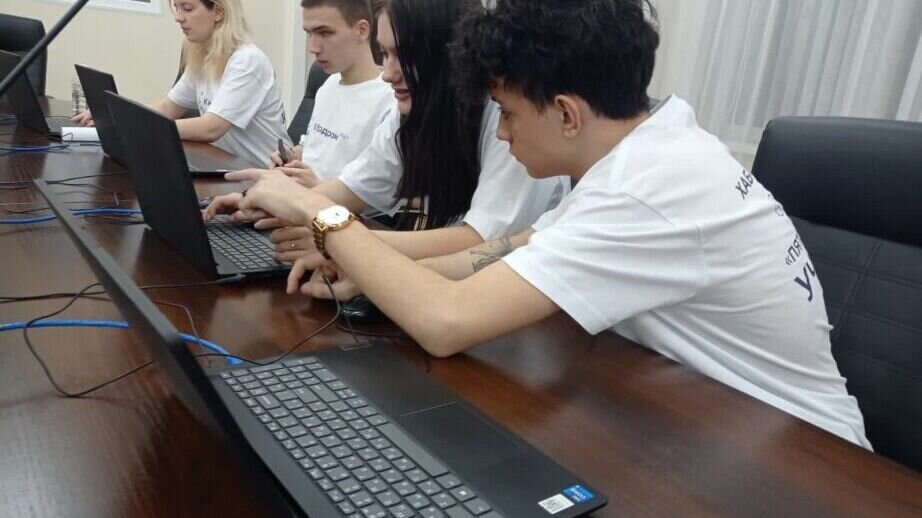     Команды региона приступили к участию в четвертьфинале чемпионата. Среди участников – школьники, студенты средних и высших учебных заведений, молодые специалисты.